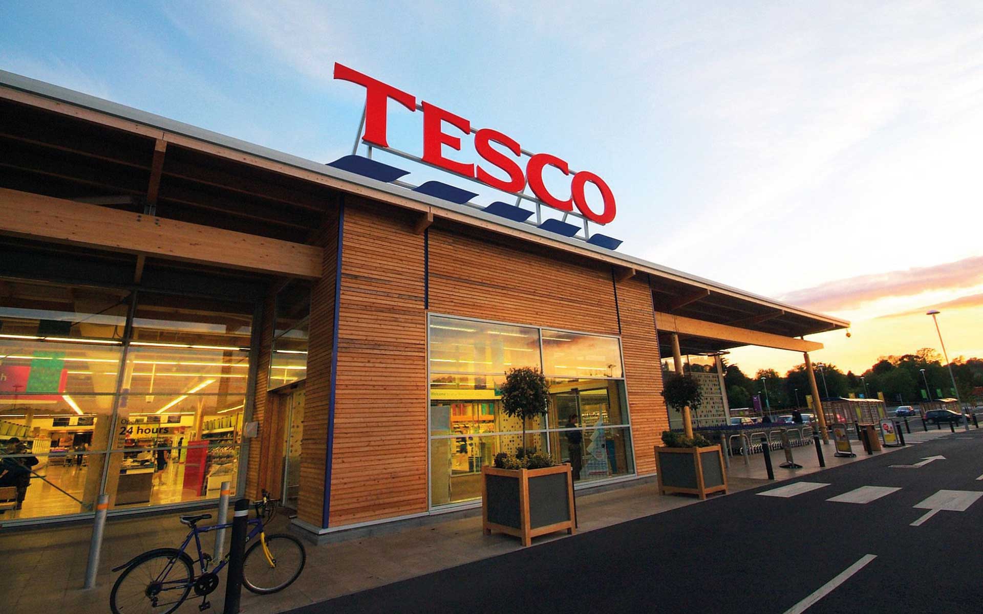An image of the exterior of the Tesco superstore purchased by Henley Investments - European & USA Commercial Real Estate Investment