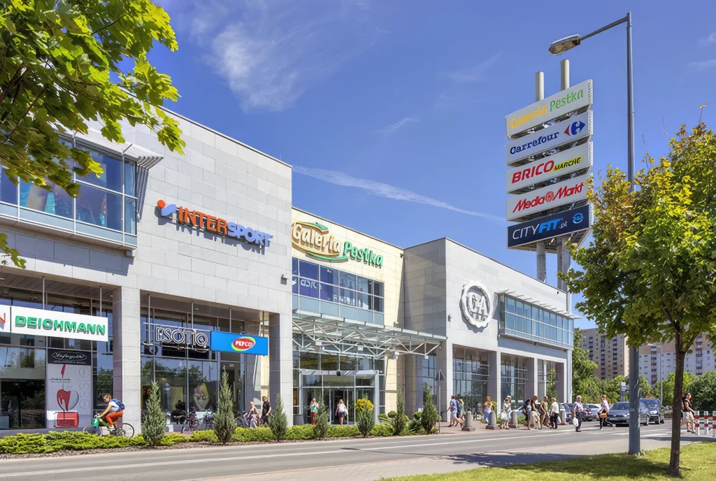 Henley's First Polish Retail Investment Exterior view of Galeria Pestka shopping centre in Poznań, Poland