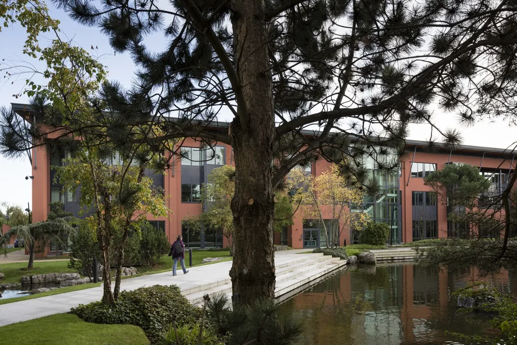 Riverwalk Business Campus Grounds Pedestrian routes and landscaped grounds at Riverwalk Business Campus
